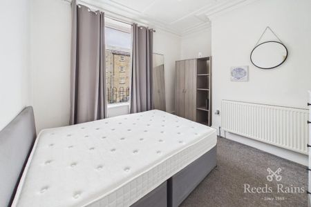 3 bedroom end of terrace house to rent - Photo 3