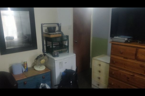 Bedsit, Selby Road, E13 - Photo 1