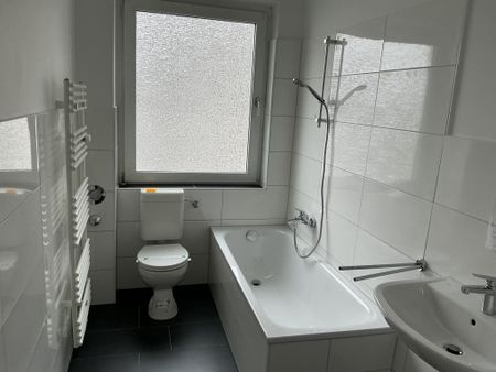 Schicke 2-Zimmer-Wohnung mit neuem Laminatboden in Hagen Zentrum! - Photo 2