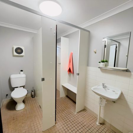 Six Bedrooms Lakeside - Photo 5