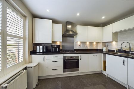 Whitethorn, Shinfield, Reading, Berkshire, RG2 - Photo 2