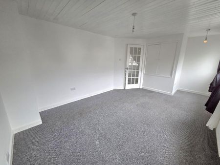 2 bedroom end of terrace house to rent - Photo 3