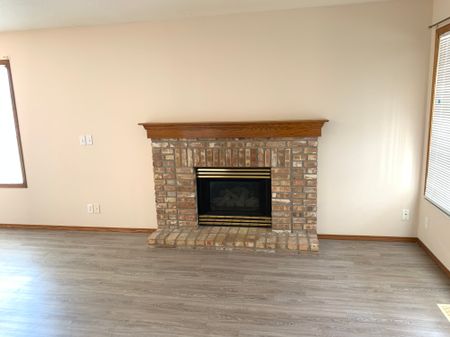 Spacious Sylvan Lake duplex with attached Garage - Photo 3