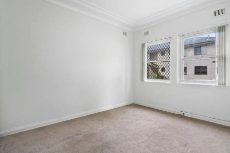 SPACIOUS TWO BEDROOM APARTMENT! - Photo 2