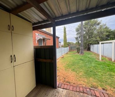Tidy 2 bedroom cottage close to CBD - Photo 6