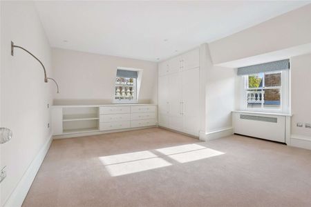 A stunning apartment on the second floor of a period conversion. - Photo 5