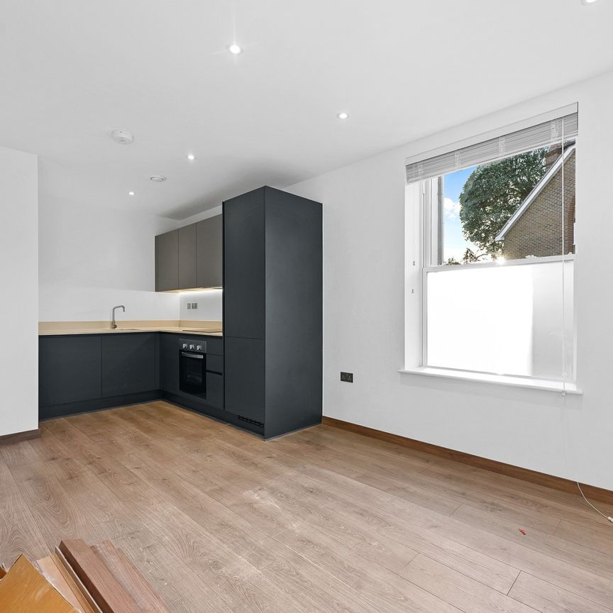 Harvest Lane, Thames Ditton, KT7 - Photo 1