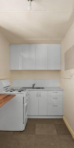 Inner City unit so close to QUT, Royal Brisbane Hospital and Central Business area. - Photo 3