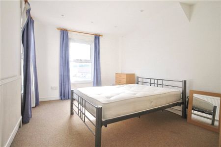 London Road, Staines-upon-Thames, Surrey, TW18 4BN - Photo 3