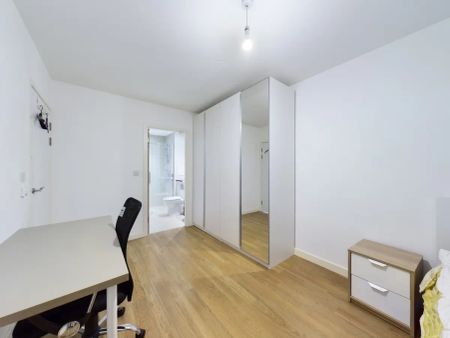 2 bedroom flat in Naomi Street - Photo 5