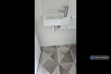 3 bedroom end of terrace house to rent - Photo 2