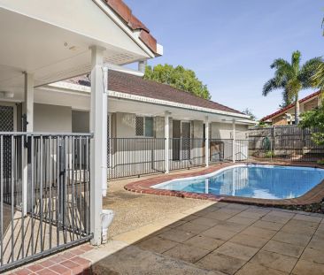 Large family home with ducted air conditioning and pool - Photo 2