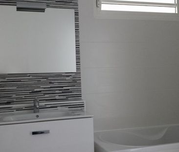 Location Appartement 3 pièces 64m² ST DENIS 97400 - Photo 3
