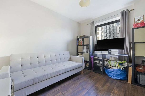 Stunning 2-bedroom apartment located on the upper floor of this development, offering convenience and accessibility. - Photo 1