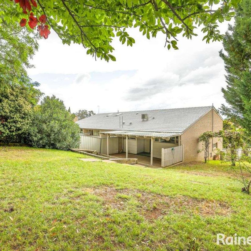 Townhouse - West Bathurst - Available Now!!! - Photo 1