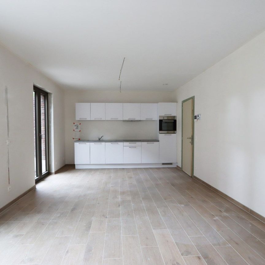 Nieuwbouwappartement met twee slaapkamers en autostandplaats in het centrum van Maaseik - Photo 1