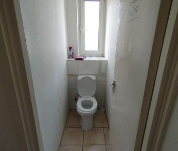 3 bedroom flat to rent - Photo 3