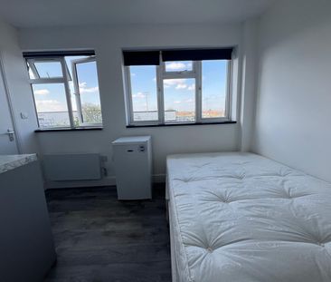 Self contained studio flat close to ilford station- 900 pcm -dss ac... - Photo 4