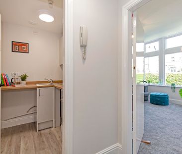 1 bedroom Flat to rent - Photo 2