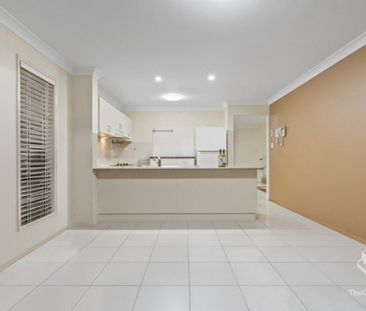 Spacious Family Townhouse – Downstairs Ensuite Bedroom, 5 Air Condi... - Photo 5