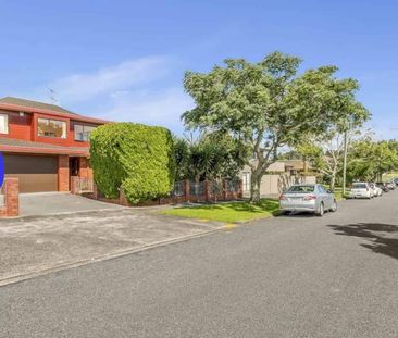 Sunny elevated family home close to Cornwall Park - Photo 5