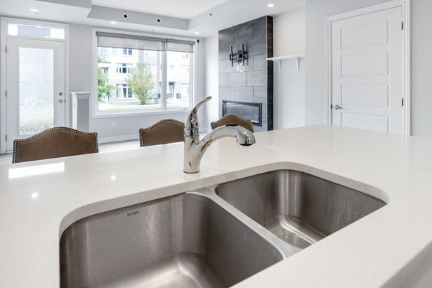 For Lease - 816 Mikinak Road, Manor Park - Cardinal Glen and Area, Ontario - Photo 1