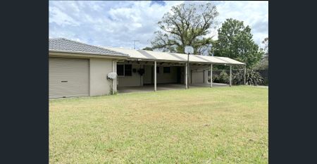 Large family home located in Buxton - Photo 4