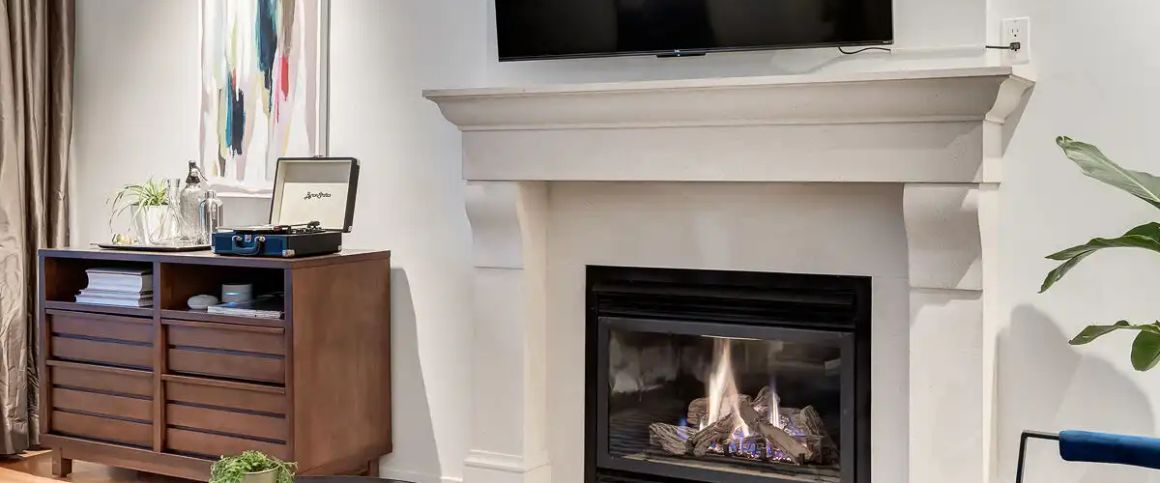 Fully Furnished Killarney Home with 3 fireplaces — 3 Bedrooms House - Photo 1