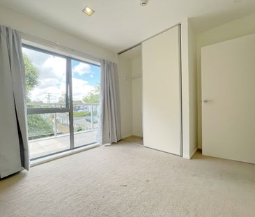 Spacious 2 bedroom apartment next to St Lukes mall - Photo 1