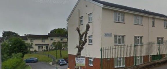 **Apply on line ** Over 55’s 1 bedroom flat with adapted walk in shower. 1st floor accessed by steps. Hanover Court Tycoch - Photo 1
