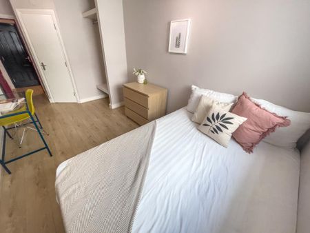 4 bedroom flat to rent - Photo 4