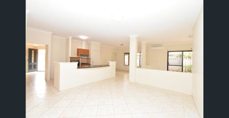 LARGE FAMILY HOUSE ON 530 SQM BLOCK - Photo 3