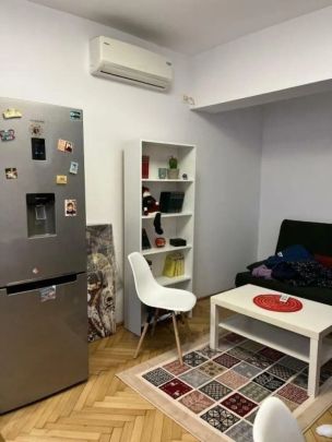 Apartament 2 camere ultracentral, mobilati utilat,et.1 ,47mp utili,vedere spate. - Fotografie 1