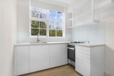 Boutique Park-Side Living in Prestigious St Kilda Hill - Photo 3