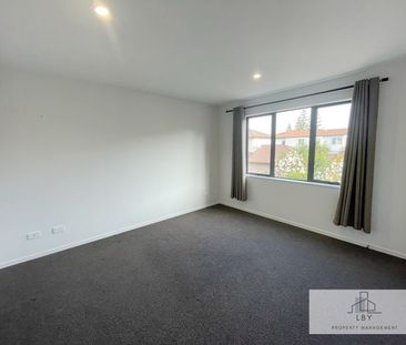 Beachlands, 4 Bedrooms + 2.5 bathroom - Photo 3