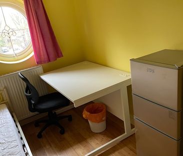 3 Bed Semi-Detached House, Eisenhower Drive, E6 - Photo 5