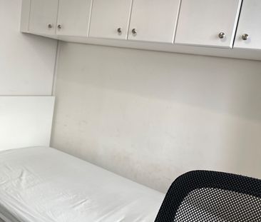 3 Bed Semi-Detached House, Hillfield Avenue, NW9 - Photo 3