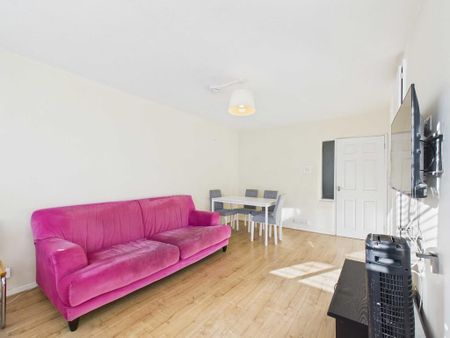 3 bedroom flat to rent - Photo 2