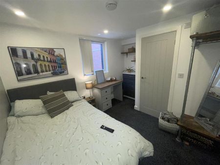 1 bedroom in a house share to rent - Photo 2