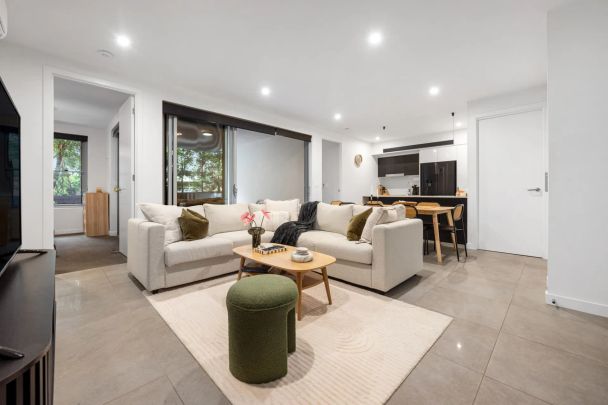 Modern Apartment with Leafy Courtyard Living - Photo 1