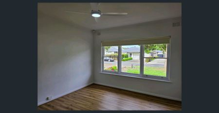 Say Hi to a SPACIOUS 3-BEDROOM HOME IN PARADISE – 4 CAR PARKING BIG POTENTIAL - Photo 4