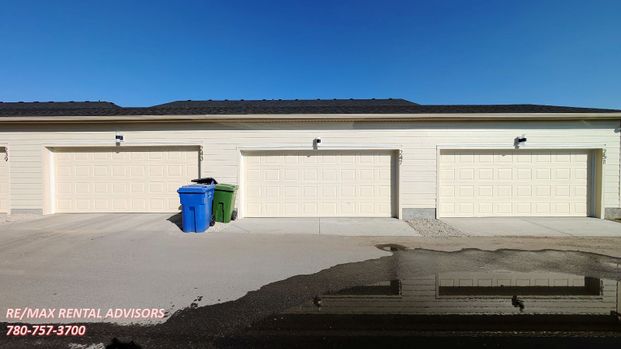BRAND NEW 3 BED, 2.5 BATH 2 STOREY TOWNHOUSE W/A DOUBLE DETACHED GARAGE IN THE COMMUNITY OF SOUTH SHORE CHESTERMERE - Photo 1
