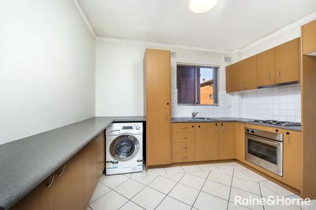 Two bedroom apartment in lifestyle location - Photo 3