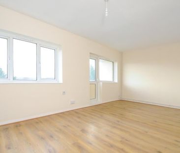 3 Bed Flat, Forster House, BR1 - Photo 2
