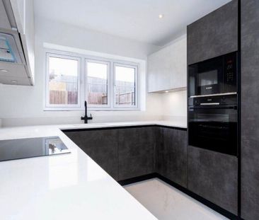 4 bed terraced house to rent in Chapel Croft, Kings Langley, WD4 - Photo 5
