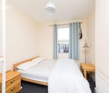 3 bedroom flat to rent - Photo 4