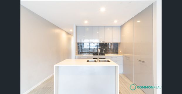 Split-Level 2 Bedroom Apartment – Prime Location - Photo 1