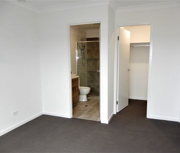 3 Bedroom Modern home in Rothwell - Photo 2