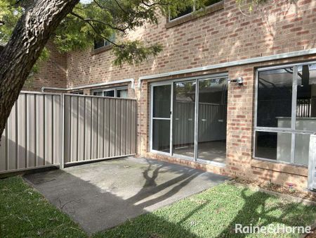 Modern 3 Bedroom Townhouse! - Photo 5