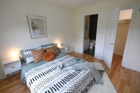 Condo Townhouse For Lease | N9255946 - Photo 2
